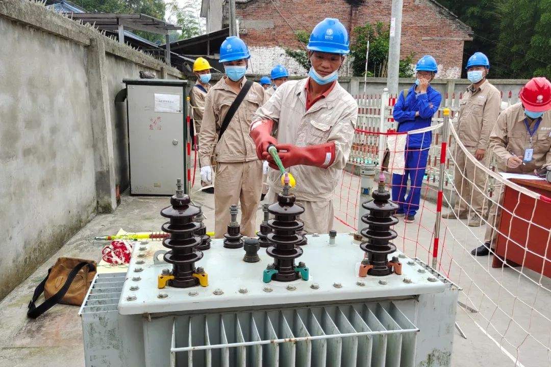 国网沐川县供电公司开展知识技能竞赛照片3.jpg 国网沐川县供电公司开展知识技能竞赛照片3.jpg