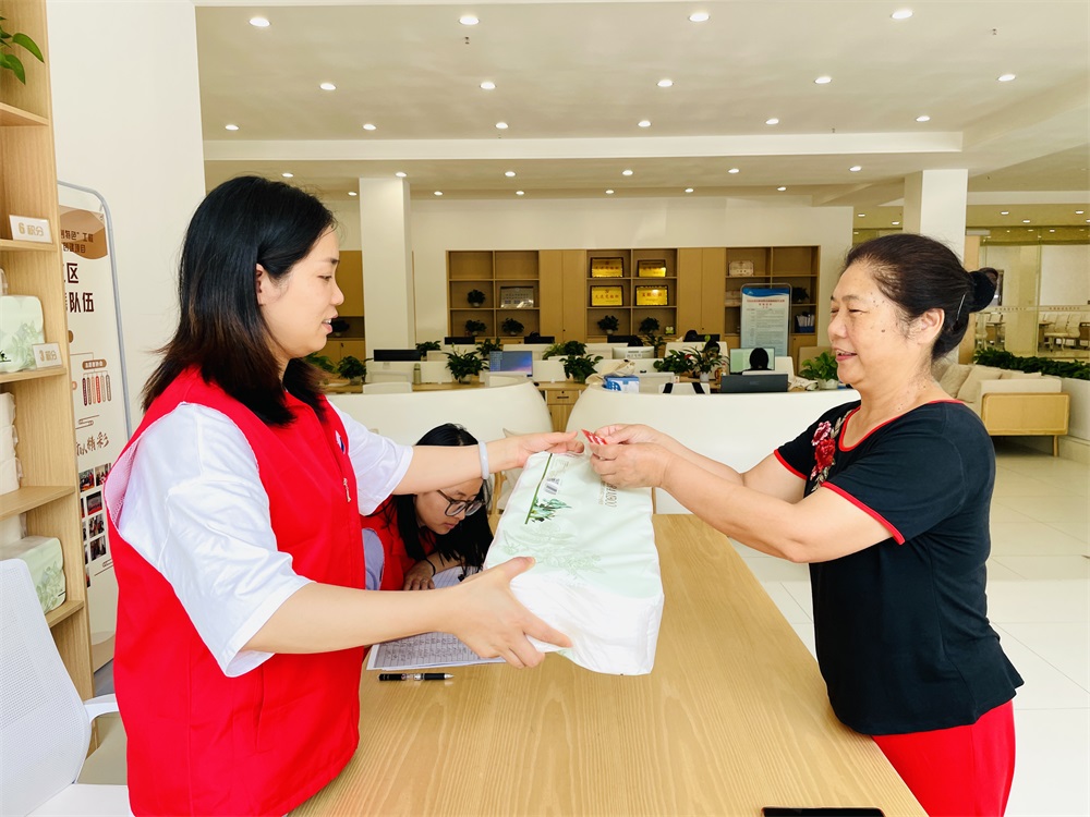 辖区居民开开心心领奖品.jpg 辖区居民开开心心领奖品.jpg