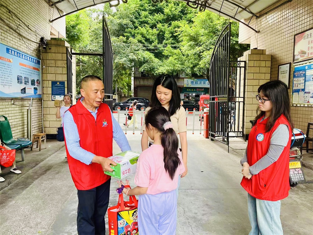 街道志愿者慰问留守困难儿童.jpg 街道志愿者慰问留守困难儿童.jpg