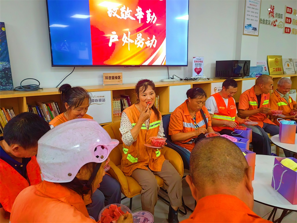 关爱户外劳动者，集中为环卫工人送上西瓜等慰问品_看图王.jpg
