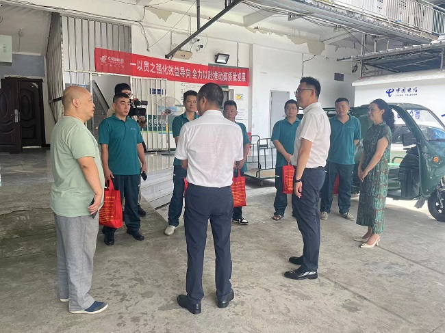 魏书记慰问快递员.jpg 魏书记慰问快递员.jpg