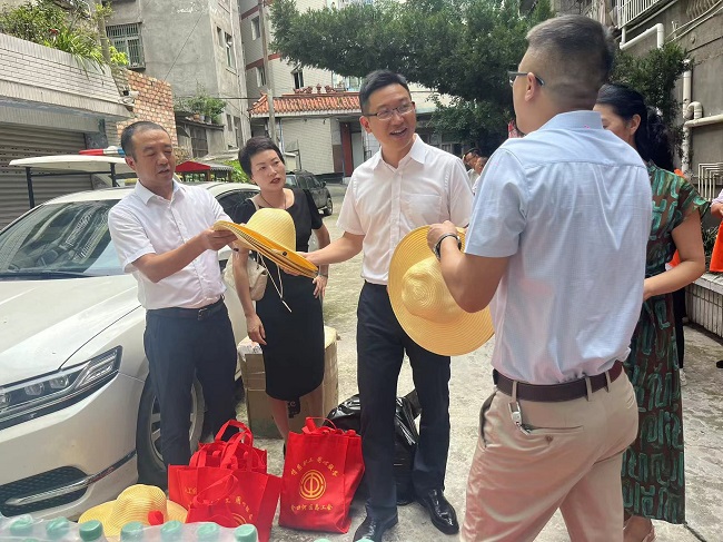 魏书记慰问环卫工人.jpg 魏书记慰问环卫工人.jpg