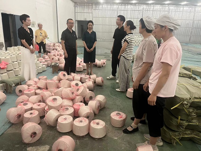 黄国兵任登莲慰问金源纺织厂.jpg 黄国兵任登莲慰问金源纺织厂.jpg