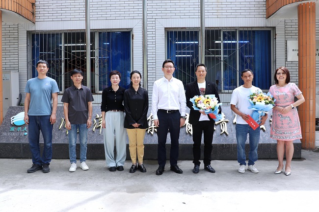 魏书记慰问金洋集团困难职工 - 副本.jpg