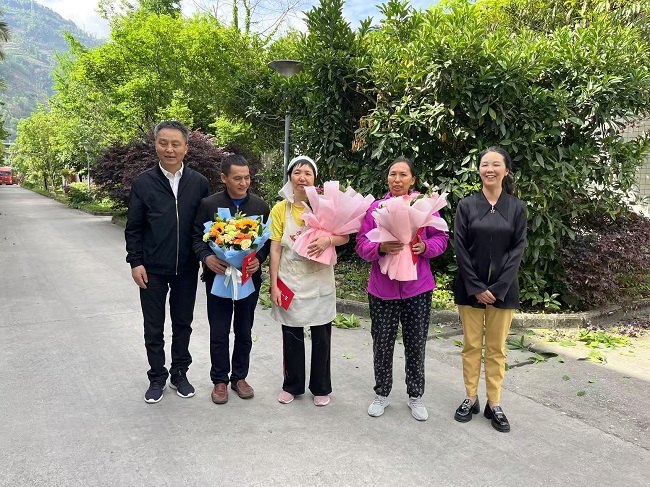 人大主任慰问金源纺织困难职工 - 副本.jpg