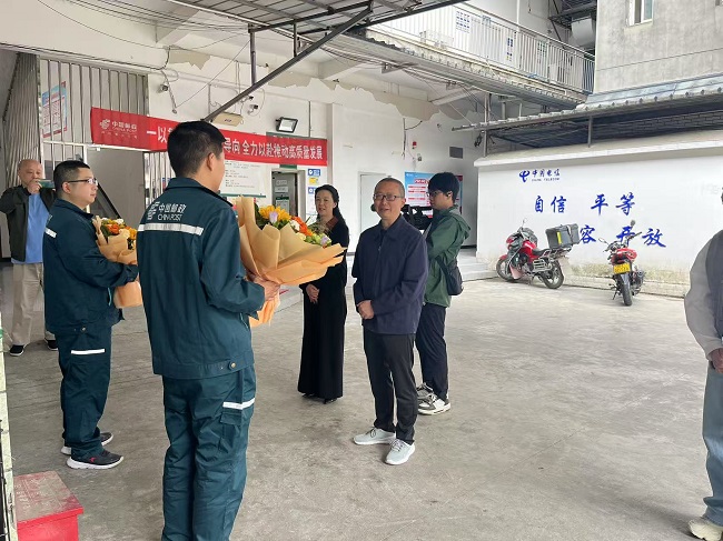 政协主席慰问邮政快递员 - 副本.jpg